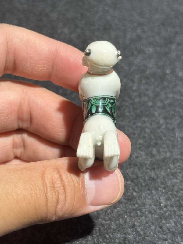清乾隆 粉彩四喜童子把玩件 - 图8