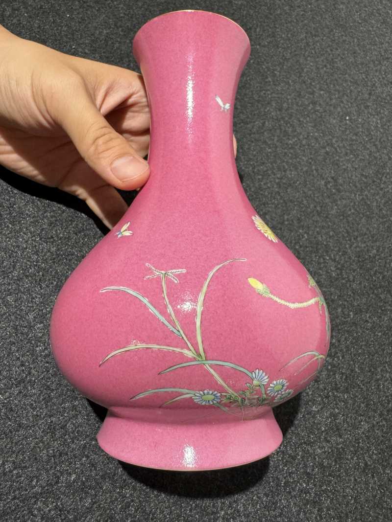 清晚期 胭脂红地粉彩蝶恋花纹瓶 - 图6
