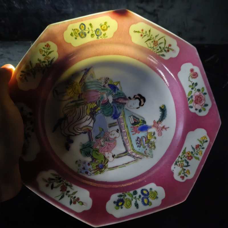清雍正 胭脂红地开光粉彩折枝花卉纹教子八方盘 - 图6