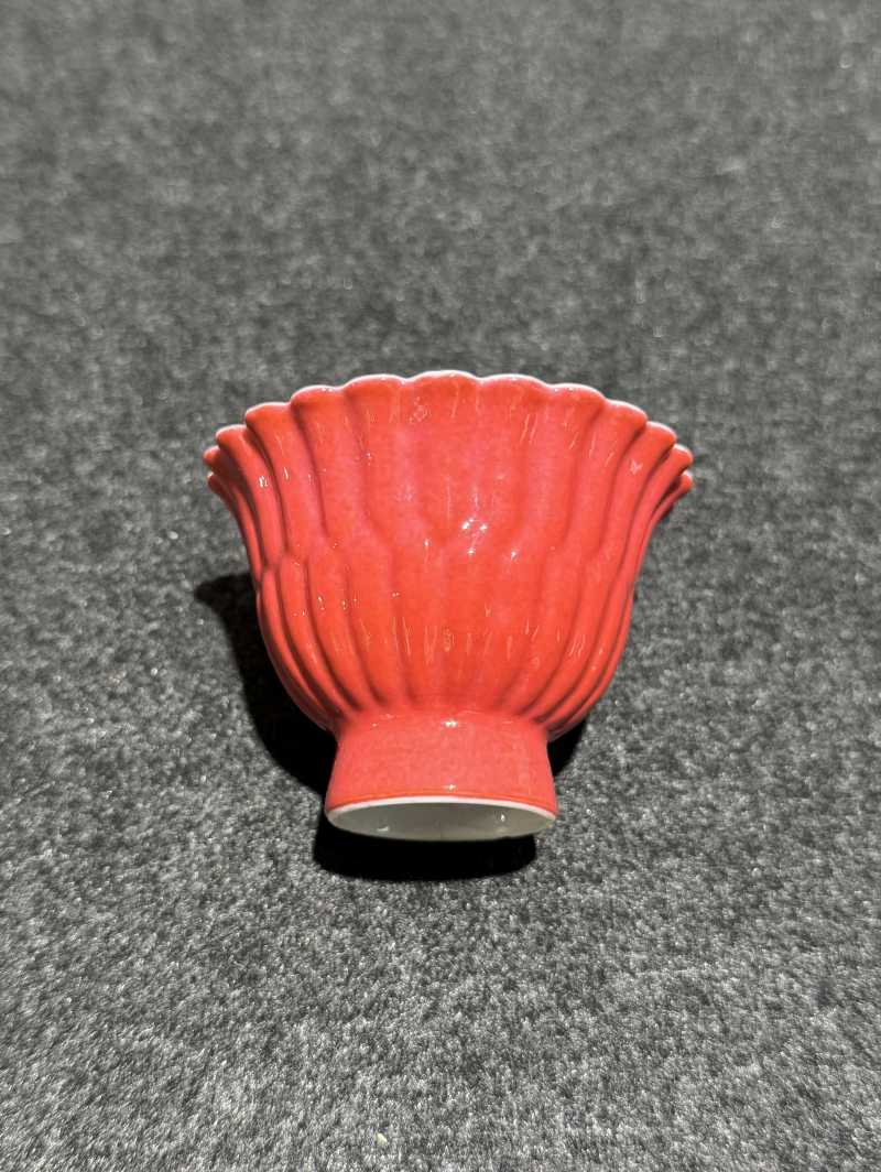 清雍正 胭脂红釉菊瓣杯 - 图3