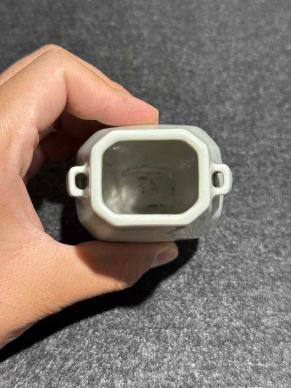 清雍正 粉青釉小穿带贯耳瓶 - 图7