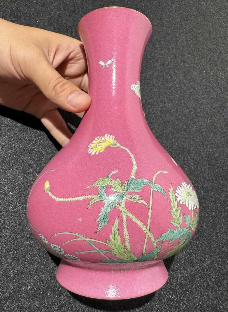 清晚期 胭脂红地粉彩蝶恋花纹瓶 - 图7