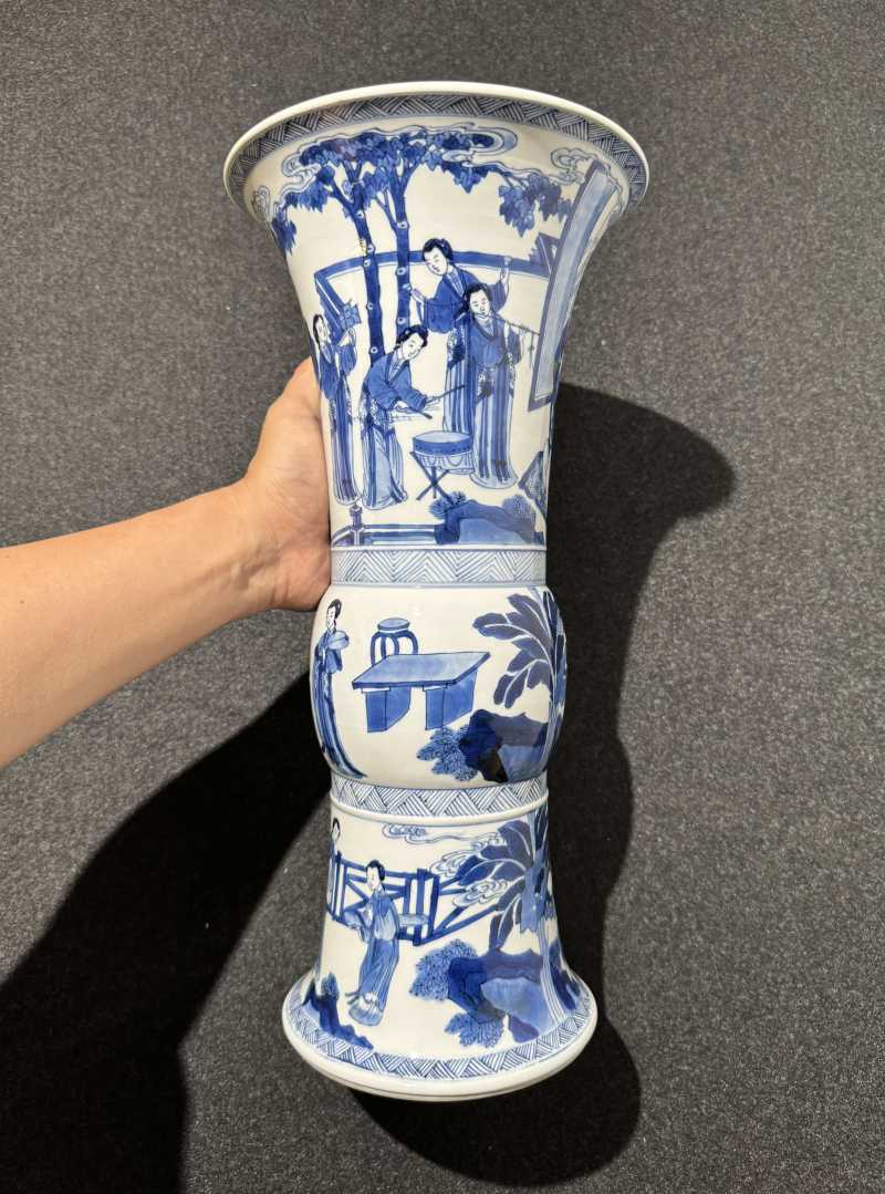 清康熙 青花鸳鸯绦故事图花觚 - 图4