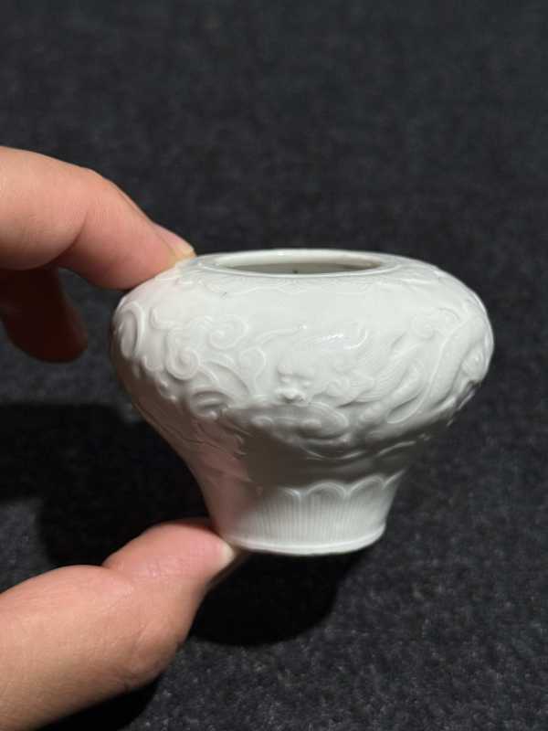 清乾隆 白釉仿定模印龙纹水盂 - 图6