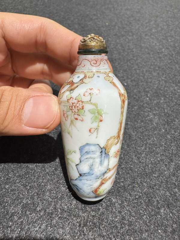 清 料胎画珐琅山石花卉图鼻烟壶 - 图4