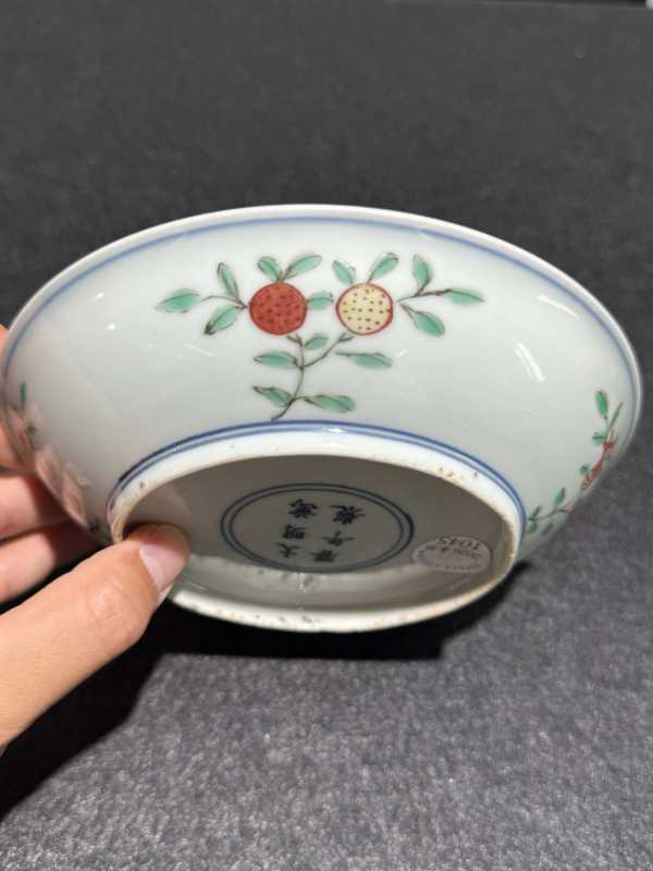 明万历 青花五彩博古花卉纹盘 - 图6