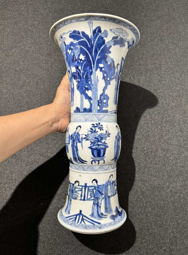清康熙 青花鸳鸯绦故事图花觚 - 图5