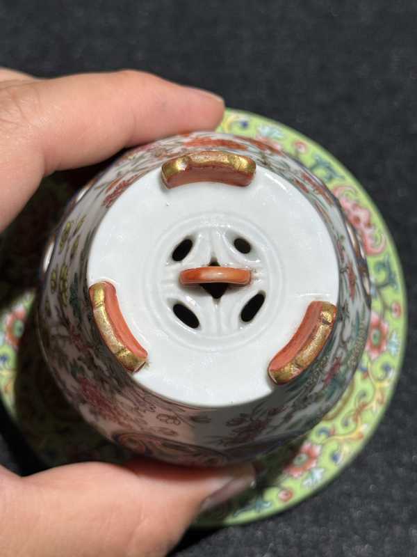 清嘉庆 秋葵绿地洋彩福寿如意纹镂空粉彩万花献瑞图四系花篮 - 图12
