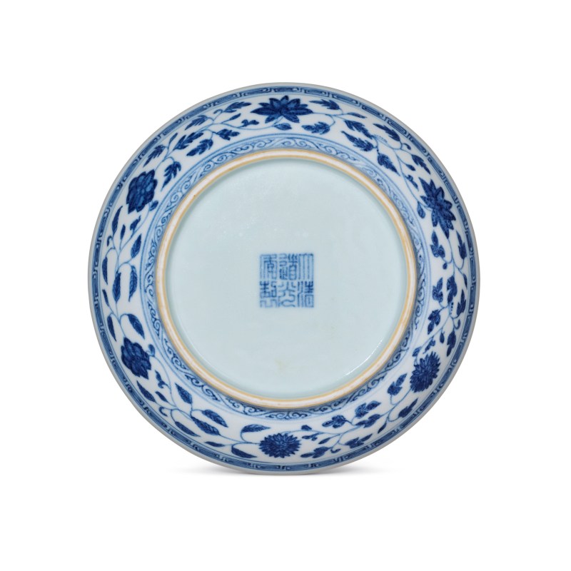清道光 青花缠枝莲纹盘一对 - 图2