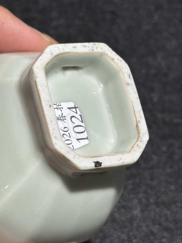 清雍正 粉青釉小穿带贯耳瓶 - 图9