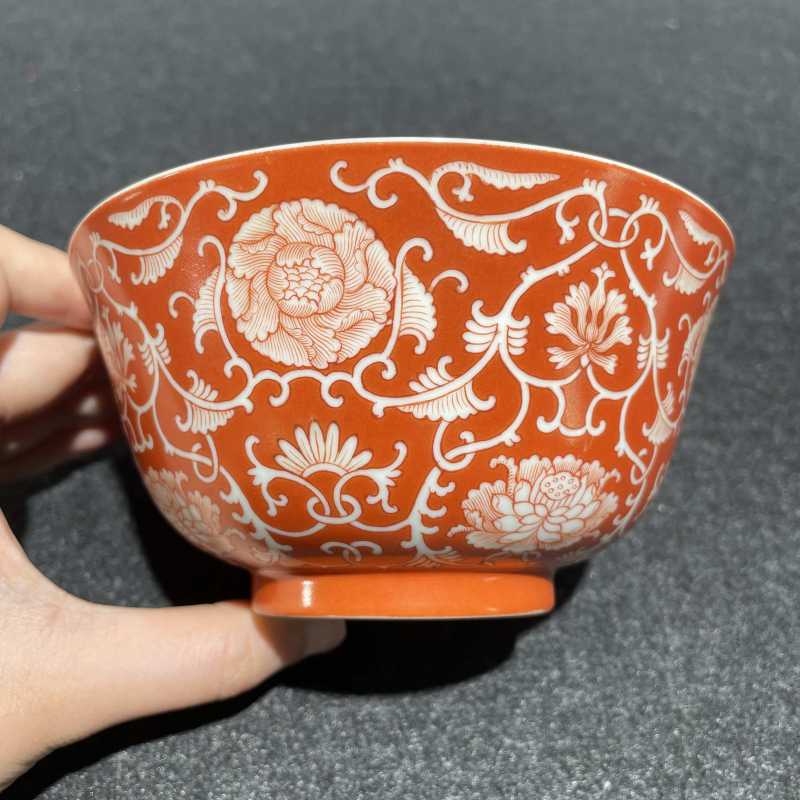 清道光 珊瑚红留白缠枝花卉纹碗 - 图3