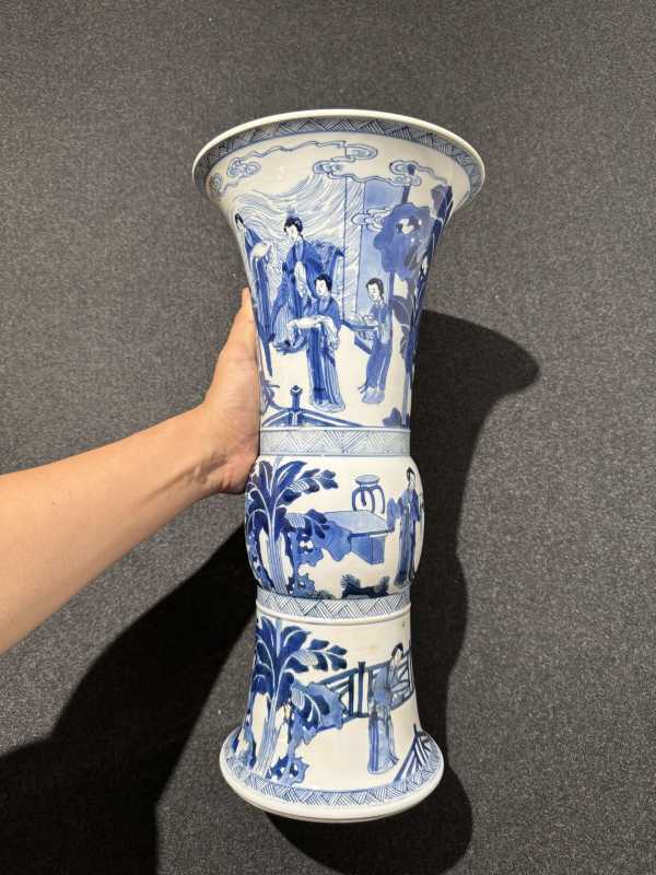 清康熙 青花鸳鸯绦故事图花觚 - 图6