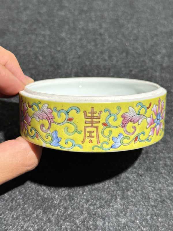清同治 黄地洋彩缠枝花卉纹节盒 - 图11