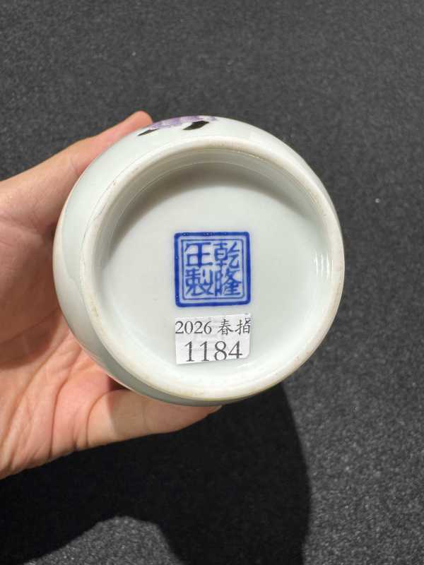 民国 粉彩明皇试马图长颈瓶 - 图8