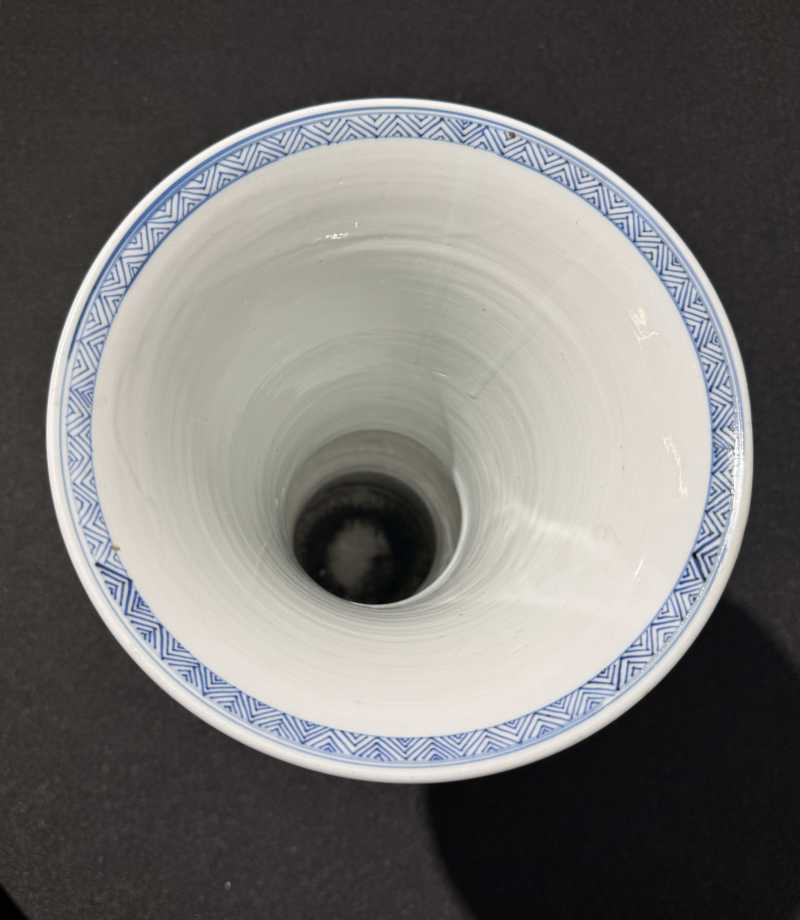 清康熙 青花鸳鸯绦故事图花觚 - 图7