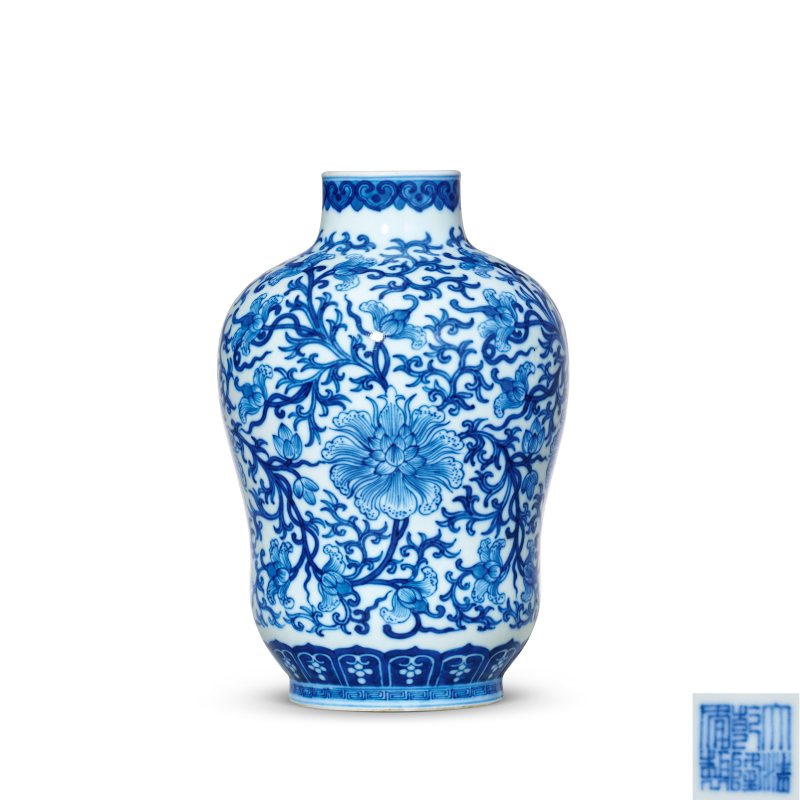 清乾隆 青花缠枝宝相花纹萝卜瓶