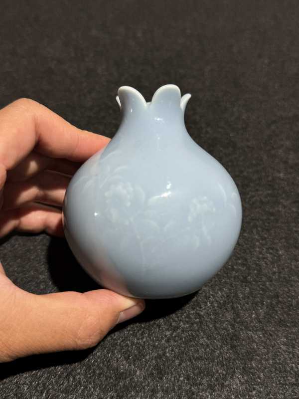 清道光 天蓝釉堆白花卉纹石榴尊 - 图3