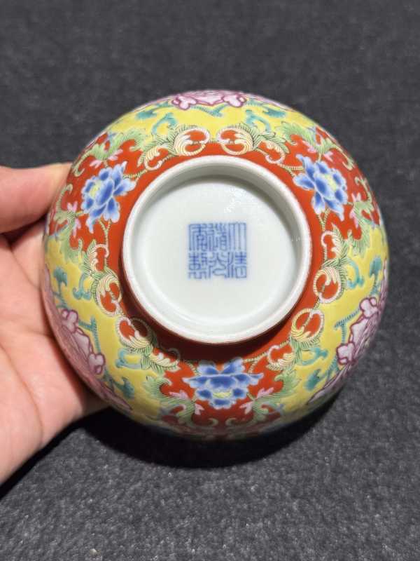 清道光 珊瑚红地洋彩开光牡丹纹碗 - 图10