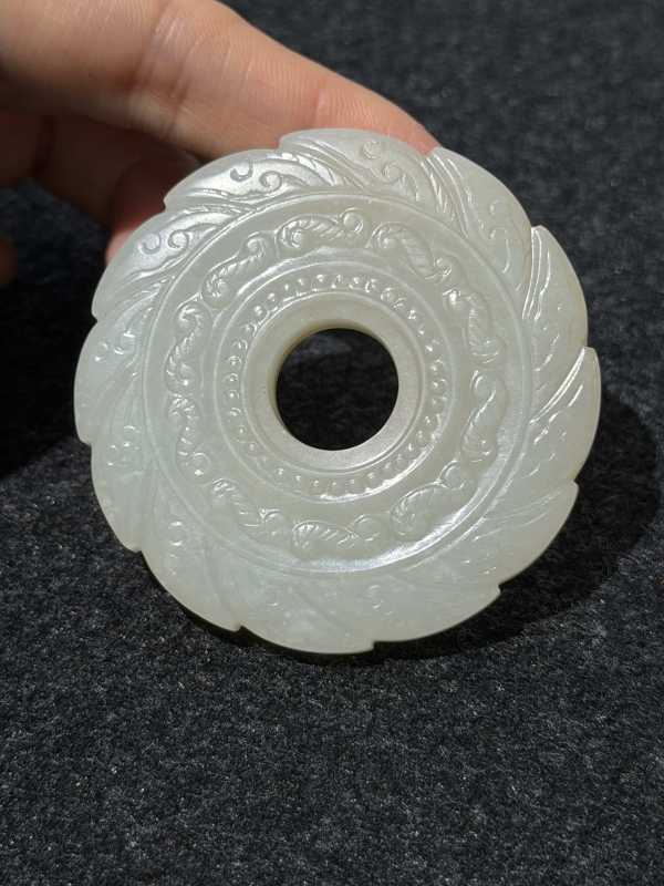 清 白玉吉纹壁 - 图3