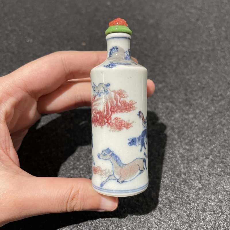 清中期 青花釉里红十二生肖图鼻烟壶 - 图6