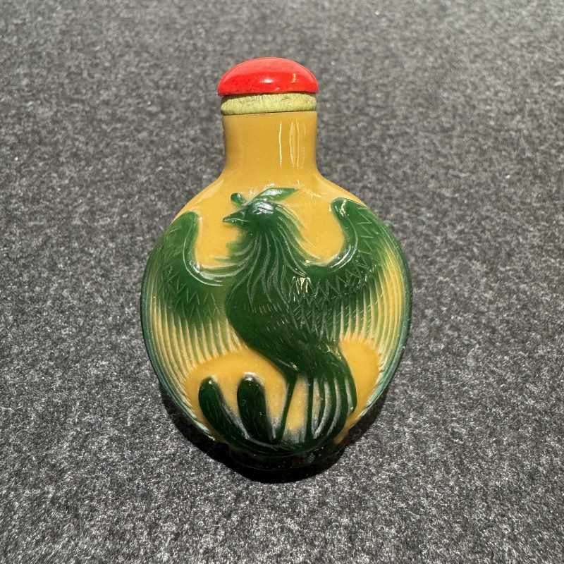清 双凤纹黄套绿烟壶 - 图2