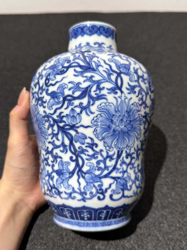 清乾隆 青花缠枝宝相花纹萝卜瓶 - 图3
