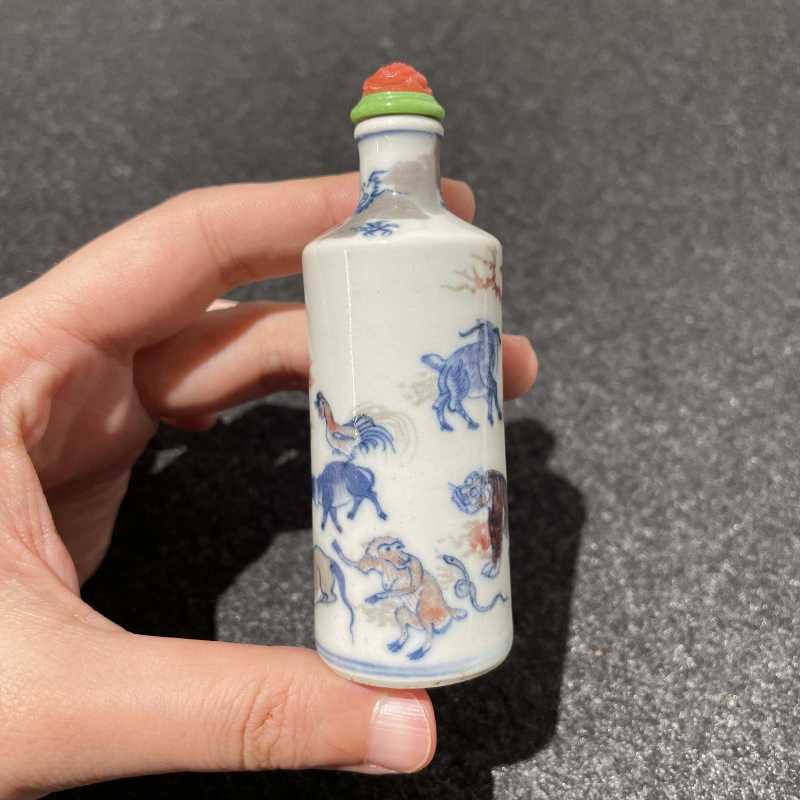清中期 青花釉里红十二生肖图鼻烟壶 - 图7