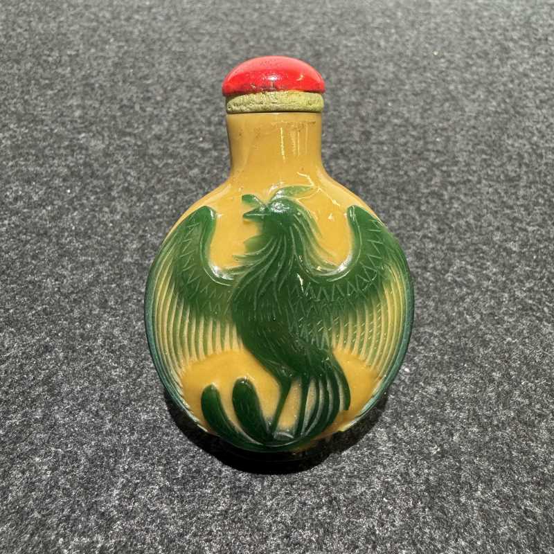 清 双凤纹黄套绿烟壶 - 图3
