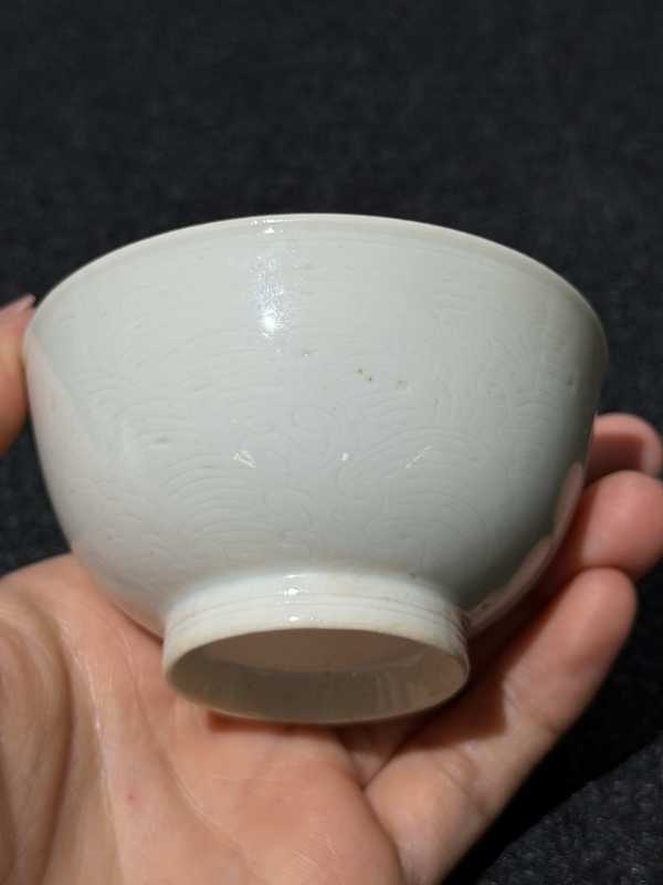 清早期 白釉暗刻海水江崖纹杯一对 - 图4