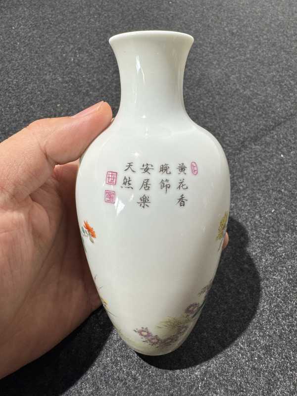 民国 粉彩安居乐业图小观音瓶 - 图4