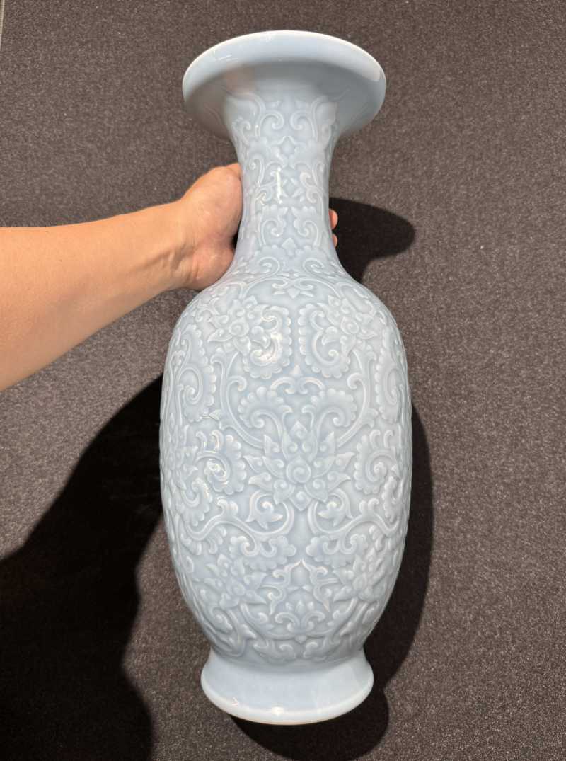 清晚期 天蓝釉模印缠枝宝相花纹盘口瓶 - 图2