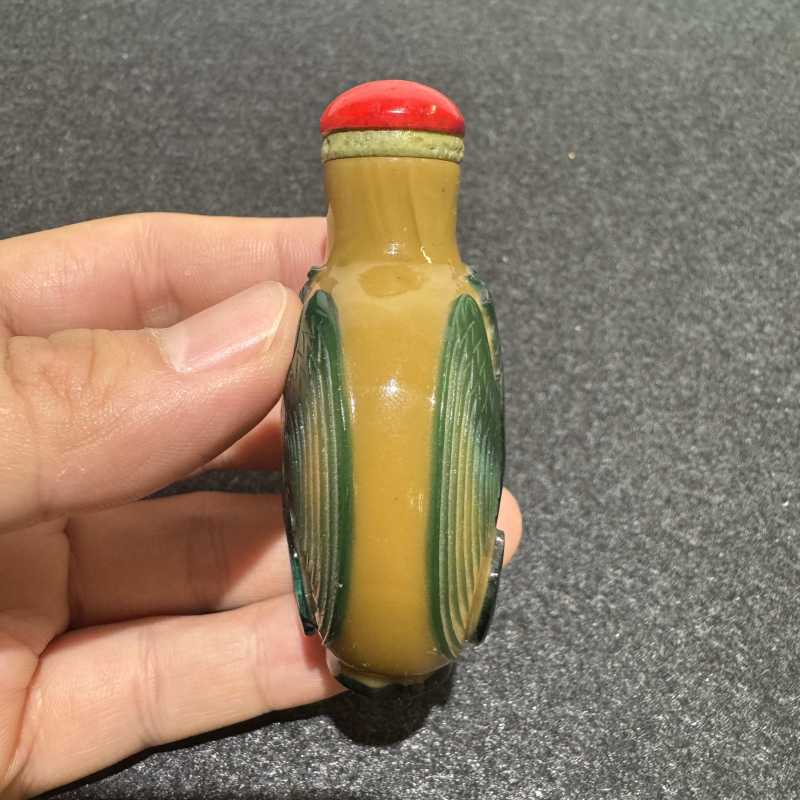 清 双凤纹黄套绿烟壶 - 图4