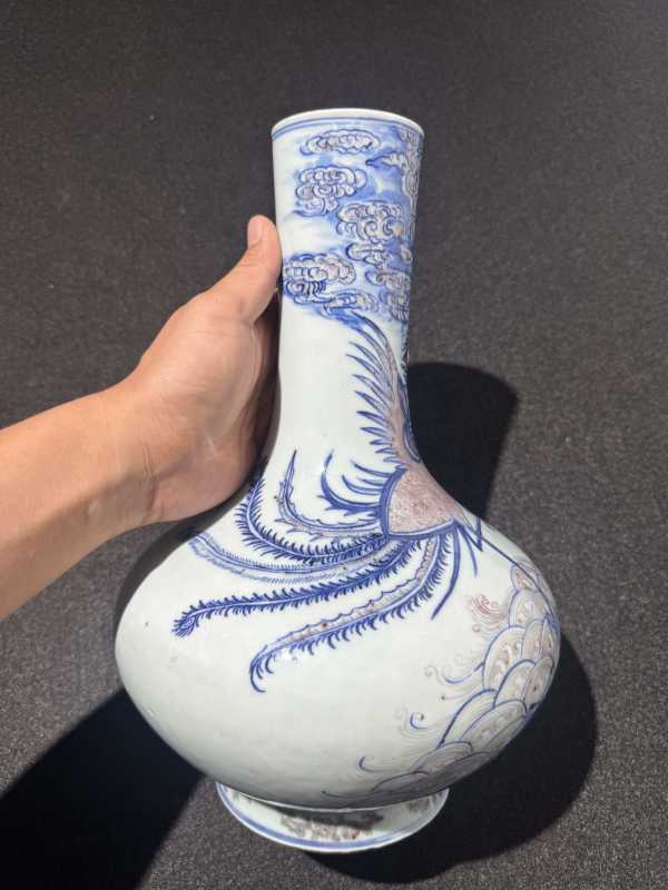 清乾隆 青花釉里红凤舞九天图荸荠瓶 - 图3