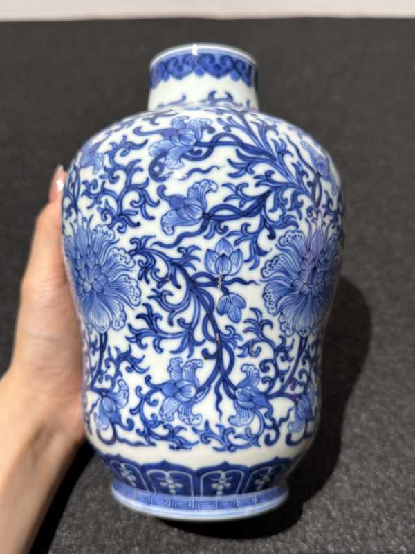 清乾隆 青花缠枝宝相花纹萝卜瓶 - 图5