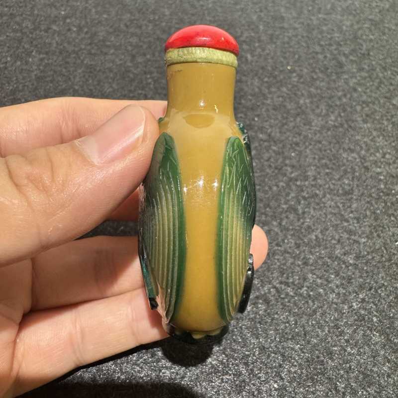 清 双凤纹黄套绿烟壶 - 图5
