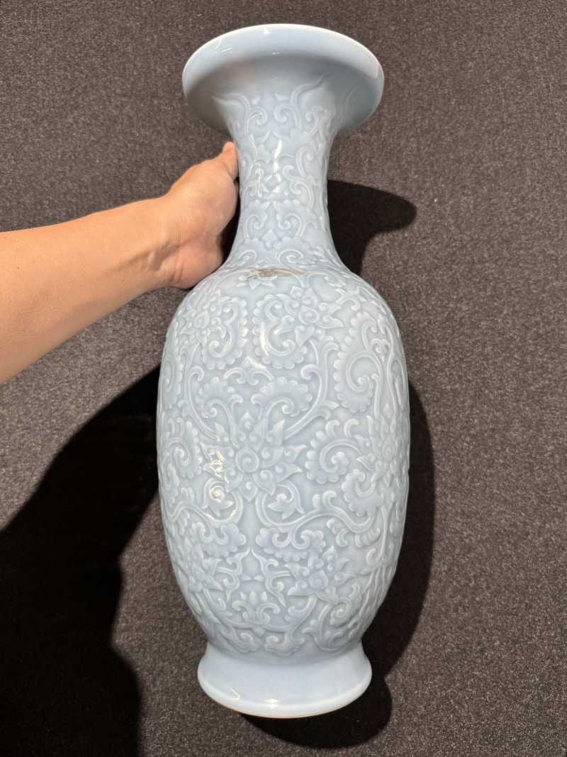 清晚期 天蓝釉模印缠枝宝相花纹盘口瓶 - 图3