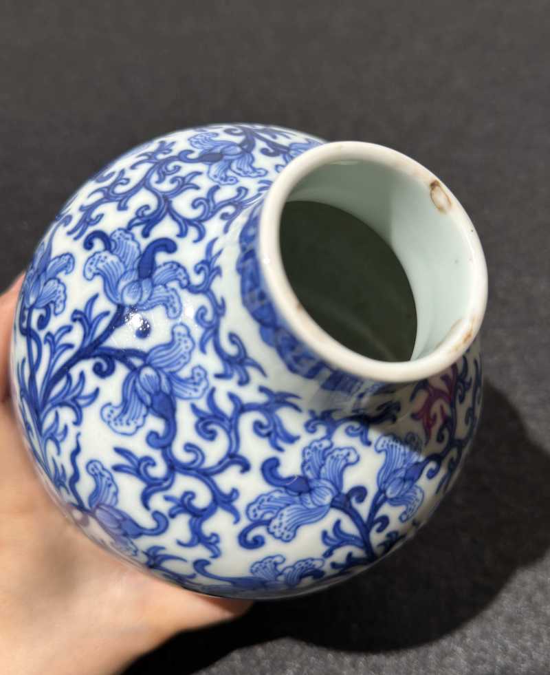 清乾隆 青花缠枝宝相花纹萝卜瓶 - 图6