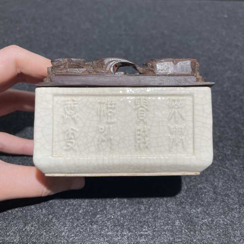 清雍正 仿定白釉模印虫鱼篆文盖盒 - 图3