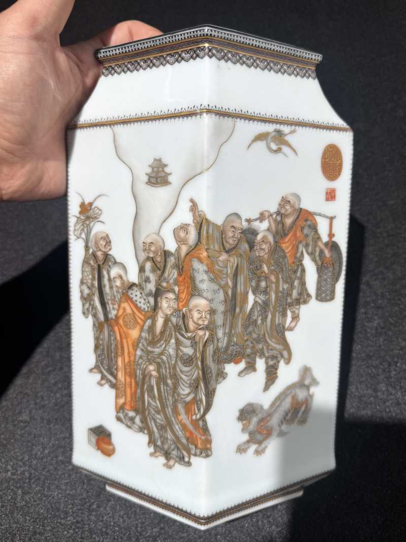 民国 周湘甫风格墨彩描金十八罗汉图方瓶一对 - 图8