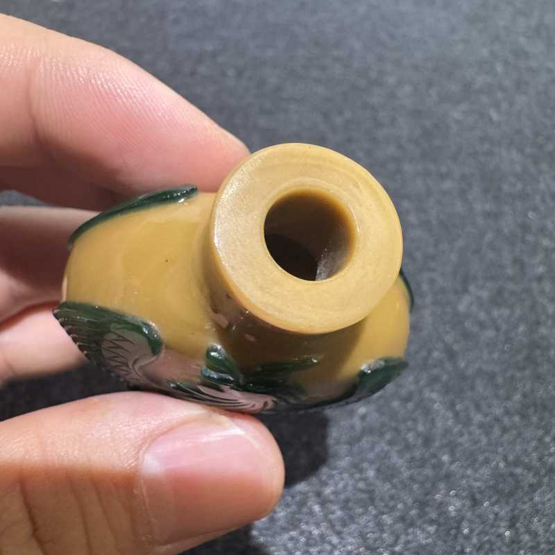 清 双凤纹黄套绿烟壶 - 图6