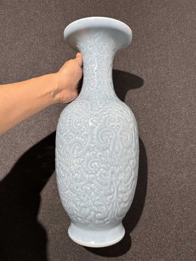 清晚期 天蓝釉模印缠枝宝相花纹盘口瓶 - 图4