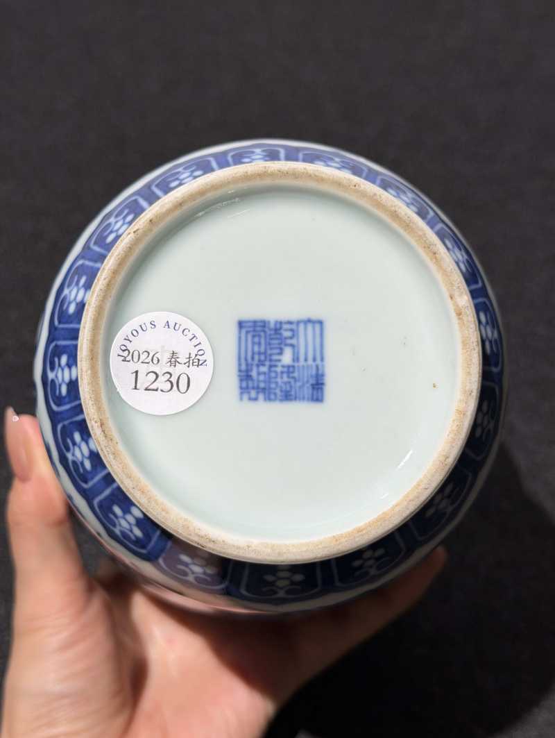 清乾隆 青花缠枝宝相花纹萝卜瓶 - 图7