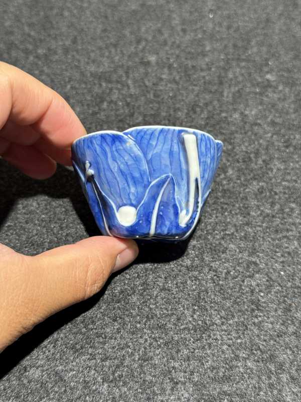 清乾隆 青花堆塑荷花型杯 - 图2