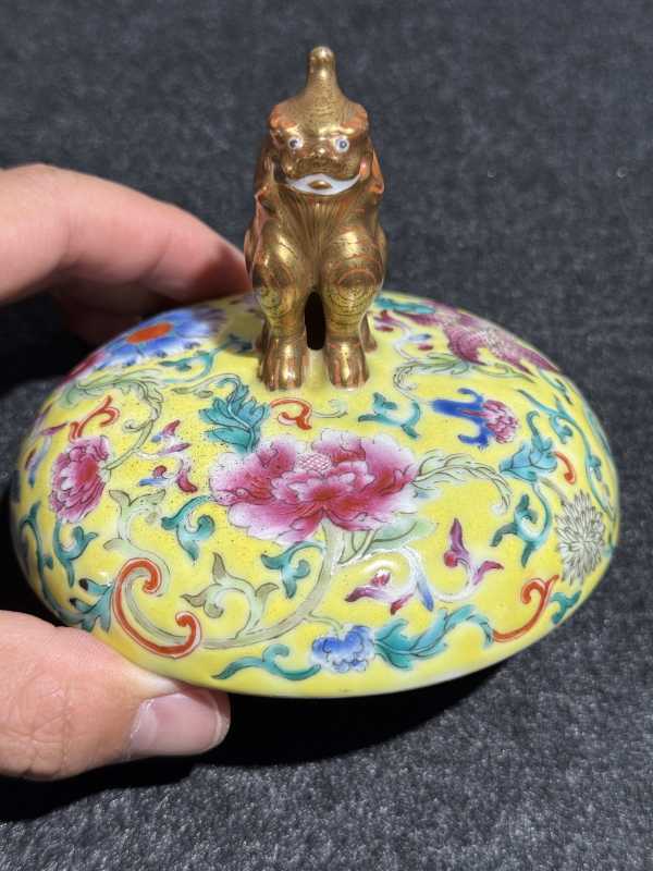 民国 洋彩山水三足兽钮香薰 - 图12
