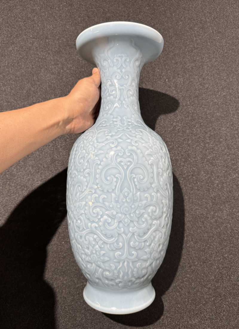 清晚期 天蓝釉模印缠枝宝相花纹盘口瓶 - 图5