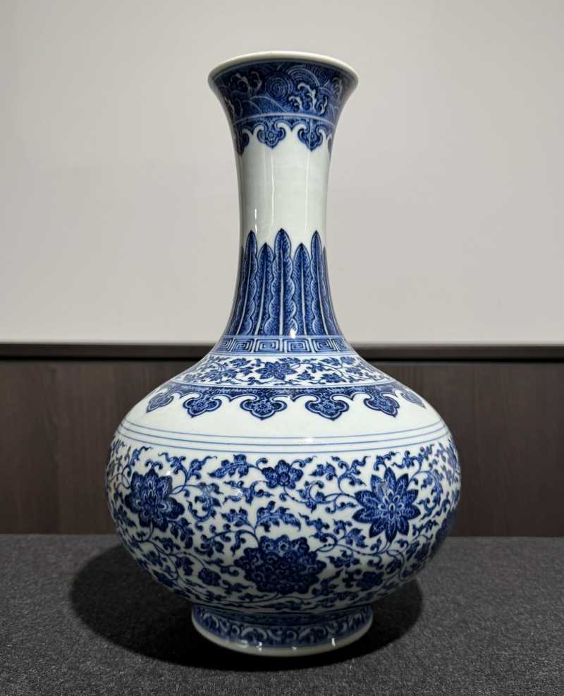 清嘉庆 青花缠枝莲纹玉堂春瓶 - 图2