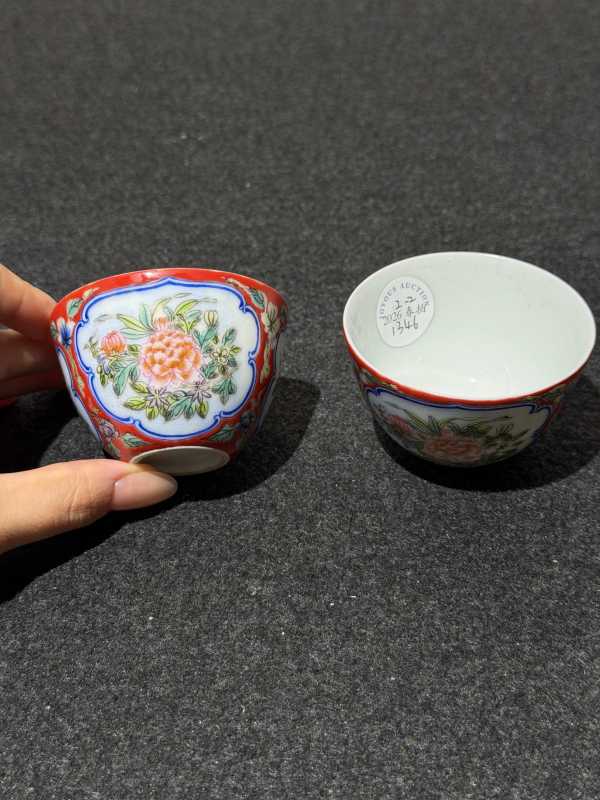 民国 珊瑚红地蓝料彩开光粉彩牡丹图杯一对 - 图2