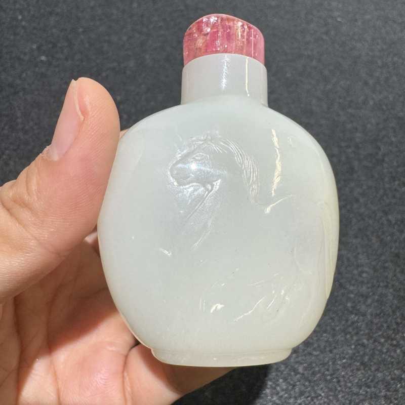清 白玉双骏图烟壶 - 图2