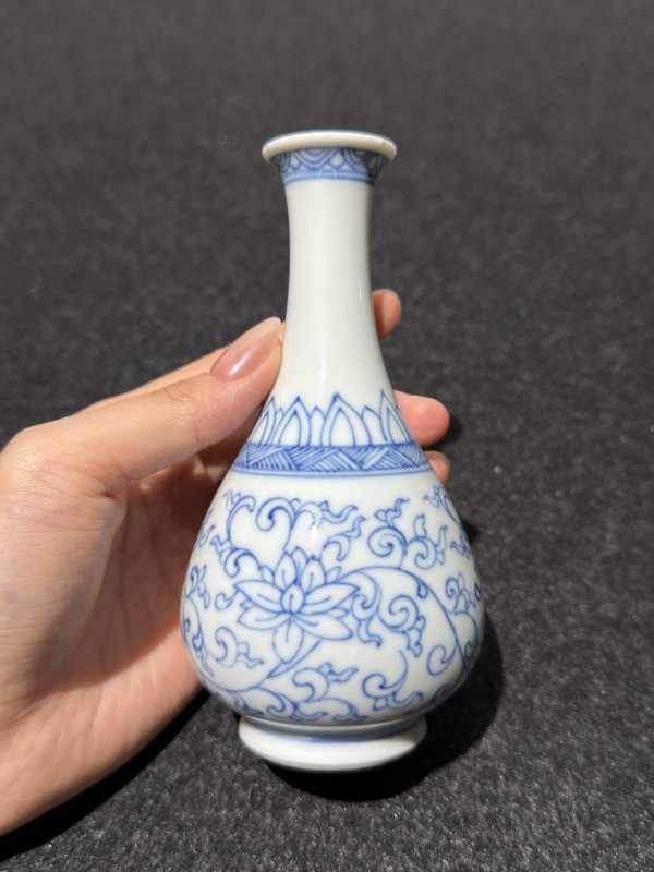 清康熙 青花缠枝莲纹小胆瓶 - 图2