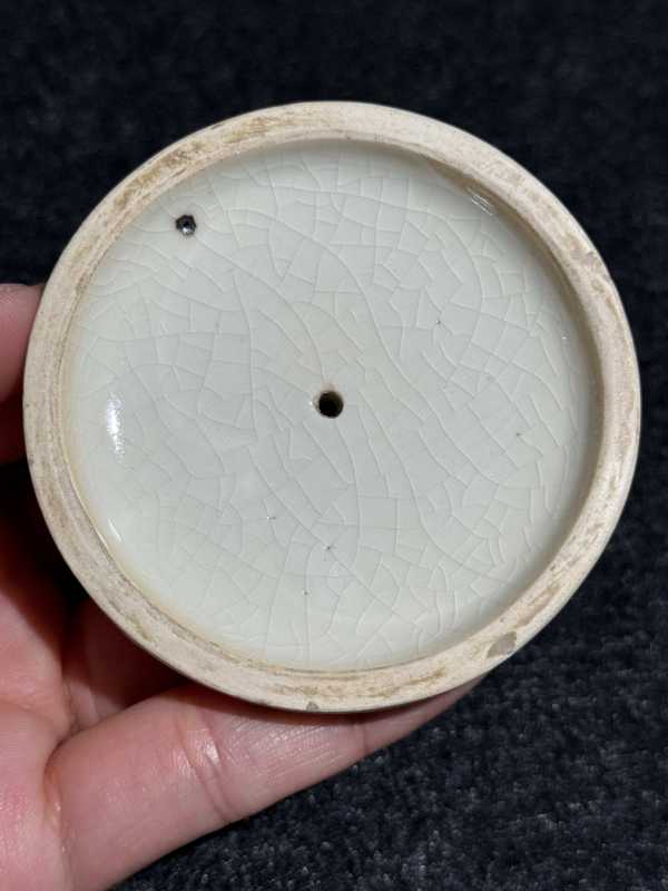 清乾隆 仿定白釉暗刻凤纹捏塑龙柄三足盉壶 - 图14
